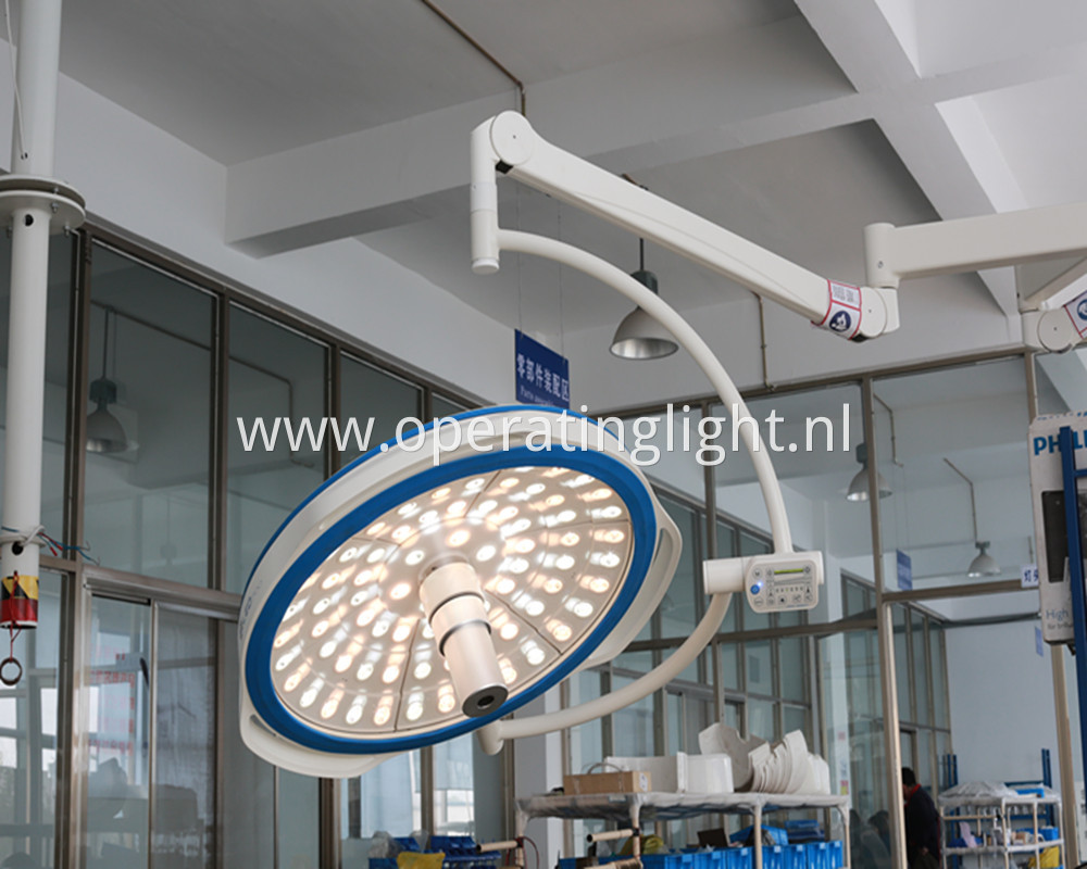 Cold light surgery lamp with camera